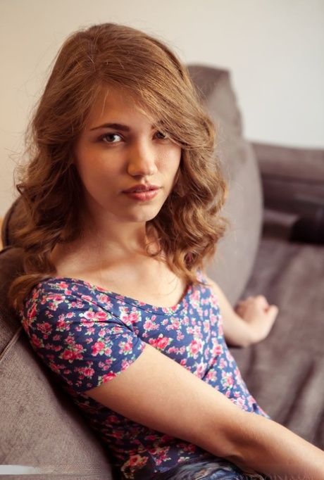 Nice teen Jasmina showcases her sweet pussy after getting bare naked