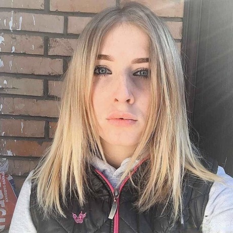 Amateur teen Sylvia loves taking selfies of attractive nude body