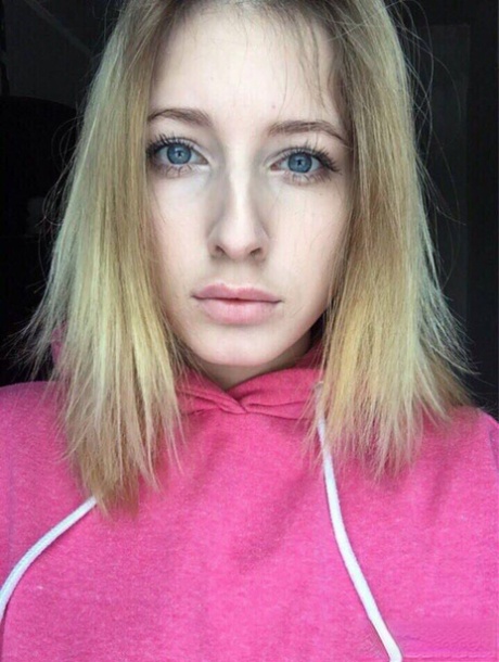 Amateur teen Sylvia loves taking selfies of attractive nude body