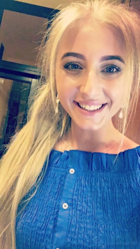 Amateur teen Sylvia loves taking selfies of attractive nude body