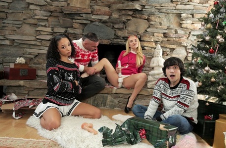 Teen girls Alexis Tae & Aaliyah Love have a 4some at Xmas with family members