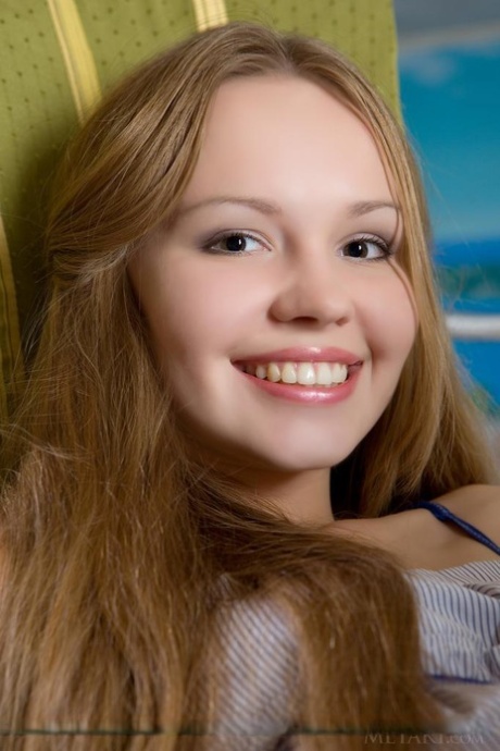 Thin teen sweetie Virginia Sun undressing for nude modeling session