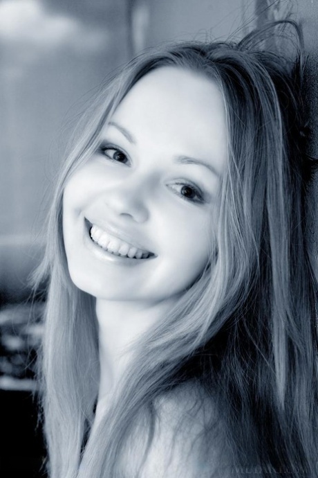 Thin teen sweetie Virginia Sun undressing for nude modeling session