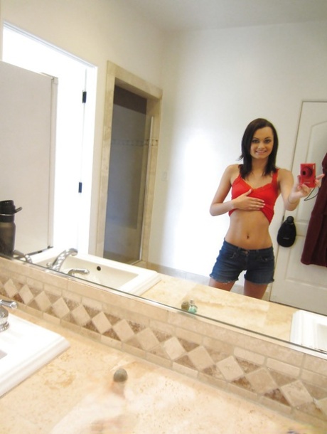 Teen babe Mimi Rayne does some sexy self shot while naked in her room