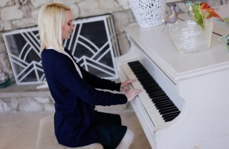 Delicious blonde Sammie Daniels strips to her socks and plays piano