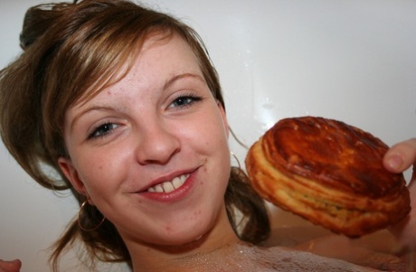 Amateur teen Simona enjoys her meal in the bathtub while getting fucked