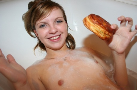 Amateur teen Simona enjoys her meal in the bathtub while getting fucked