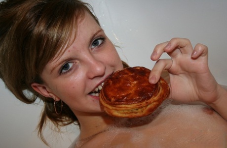 Amateur teen Simona enjoys her meal in the bathtub while getting fucked
