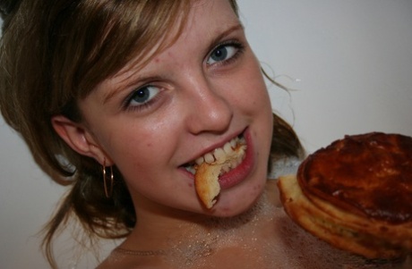 Amateur teen Simona enjoys her meal in the bathtub while getting fucked