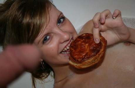 Amateur teen Simona enjoys her meal in the bathtub while getting fucked