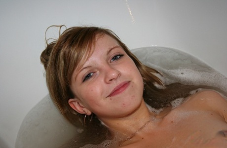 Amateur teen Simona enjoys her meal in the bathtub while getting fucked