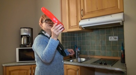 Busty granny Dari seduces blonde teen Hanny and toys her vagina