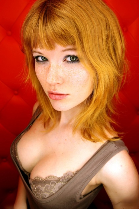 Glamour babe Lynette shows her cuddly tits & her sweet shaved pussy outdoors