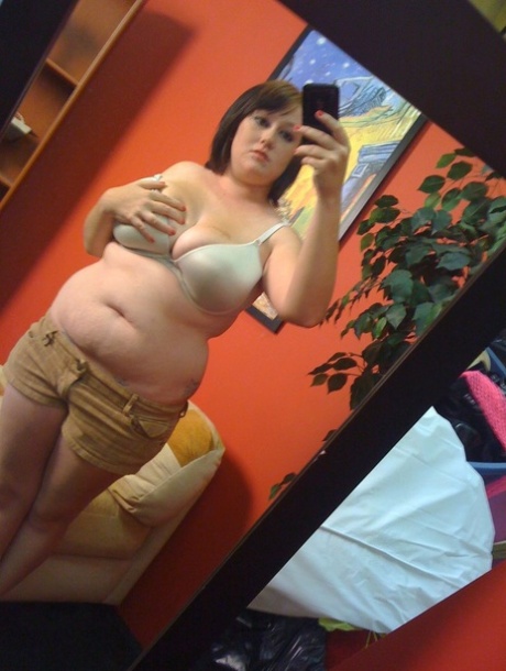 Chubby amateur teen Jessica Claire shows her big tits and poses in the mirror