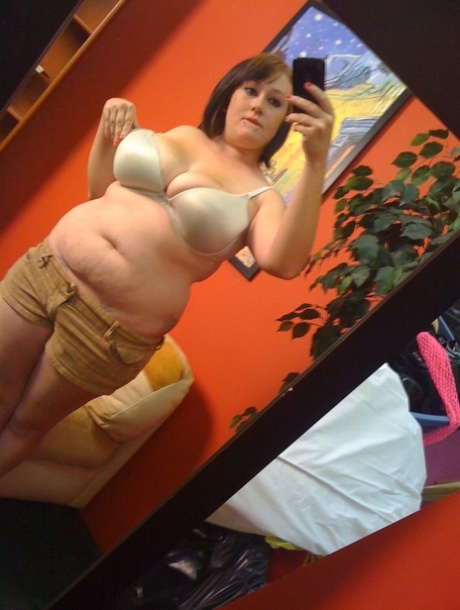 Chubby amateur teen Jessica Claire shows her big tits and poses in the mirror