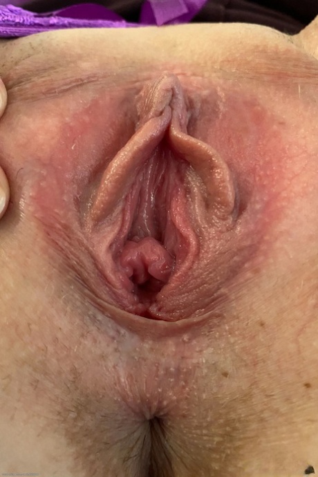 Blonde babe Paris White exposing her pink pussy and big ass up close