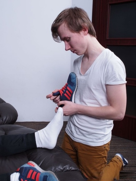 Horny gays with a foot fetish Chav and Kyle masturbating and toe sucking