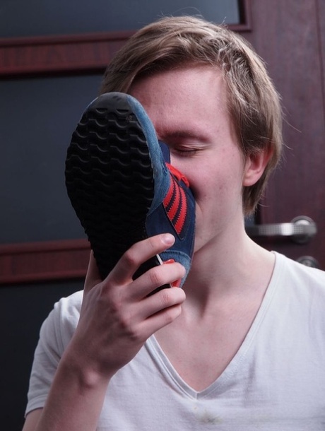 Horny gays with a foot fetish Chav and Kyle masturbating and toe sucking