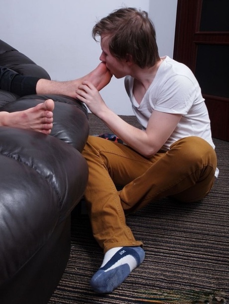 Horny gays with a foot fetish Chav and Kyle masturbating and toe sucking
