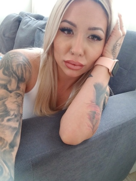 Tattooed babes Eden Ivy and Veronique Tinkler flaunt their hot bodies