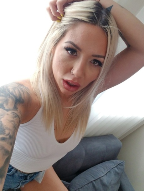 Tattooed babes Eden Ivy and Veronique Tinkler flaunt their hot bodies