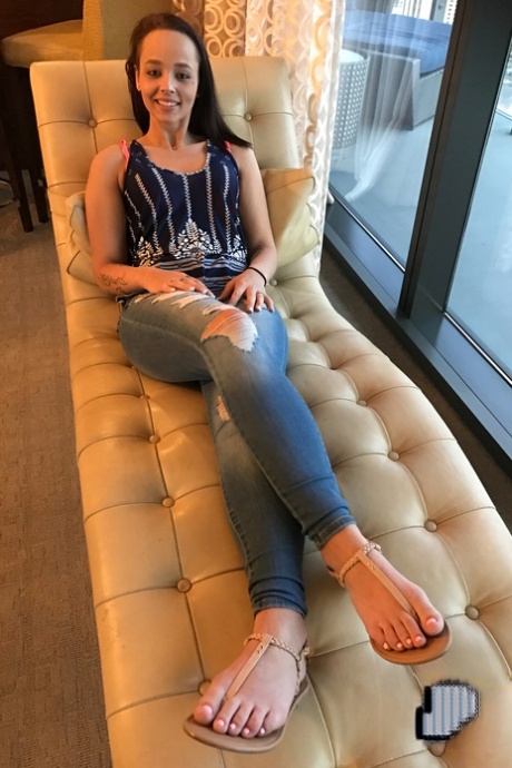 Colombian girlfriend Emily Cash flaunts her sexy feet in her solo compilation