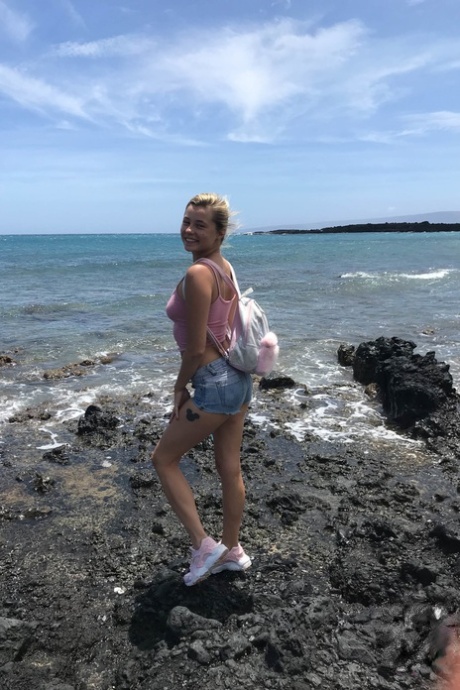 Amateur girlfriend Carolina Sweets flaunts her lovely petite body outdoors