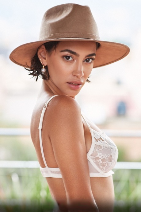 Pretty Mexican babe Danny Hernandez shows off her beautiful naked body