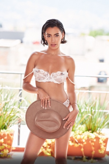 Pretty Mexican babe Danny Hernandez shows off her beautiful naked body