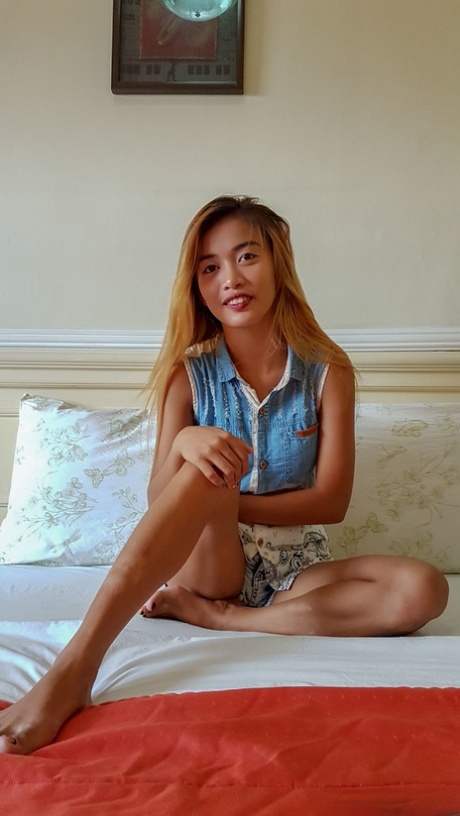 Pretty amateur Filipina Khay Del Rosario receives an unexpected facial cumshot