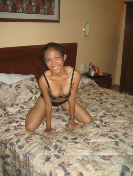 Filipina amateur Marie Dee stripping naked and giving a sloppy blowjob