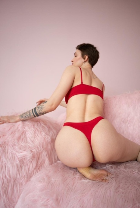 Short haired beauty Valentina flaunts her incredible delicious ass on a chair