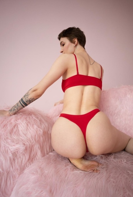 Short haired beauty Valentina flaunts her incredible delicious ass on a chair