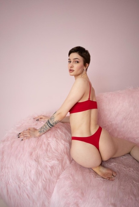 Short haired beauty Valentina flaunts her incredible delicious ass on a chair