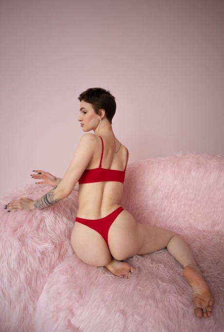 Short haired beauty Valentina flaunts her incredible delicious ass on a chair