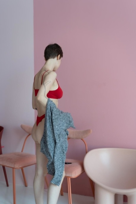 Short haired beauty Valentina flaunts her incredible delicious ass on a chair