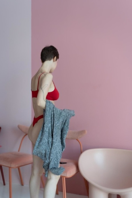 Short haired beauty Valentina flaunts her incredible delicious ass on a chair