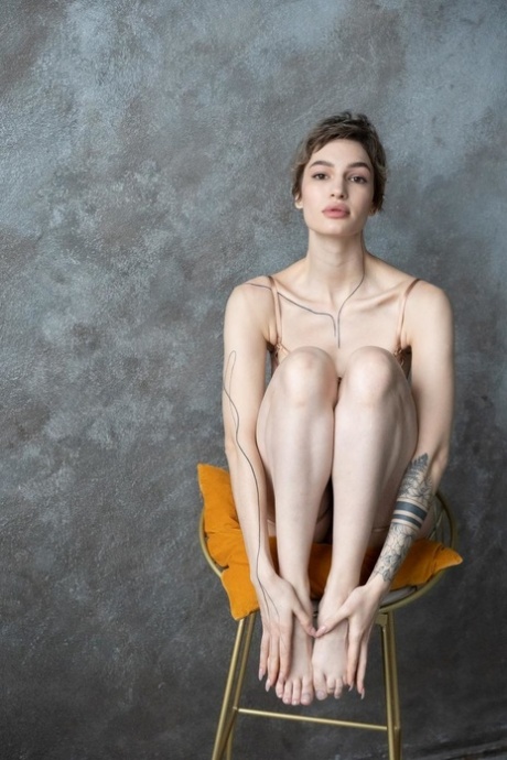 Short haired beauty Valentina flaunts her incredible delicious ass on a chair