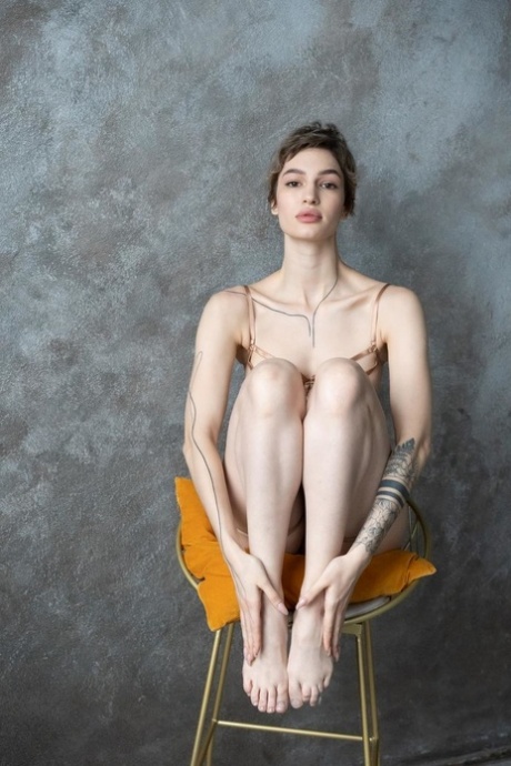 Short haired beauty Valentina flaunts her incredible delicious ass on a chair