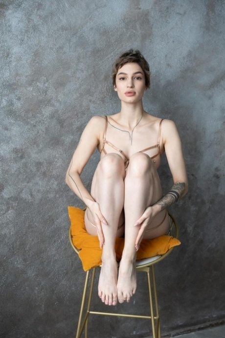 Short haired beauty Valentina flaunts her incredible delicious ass on a chair