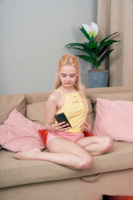 Little teen Lina Star gets her tight ass drilled by a pizza-delivery guy