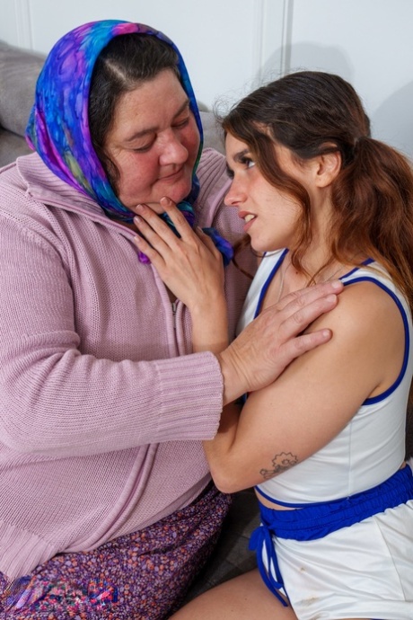 Fat granny Edina & petite teen Valentina Lapiedra undress & finger each other