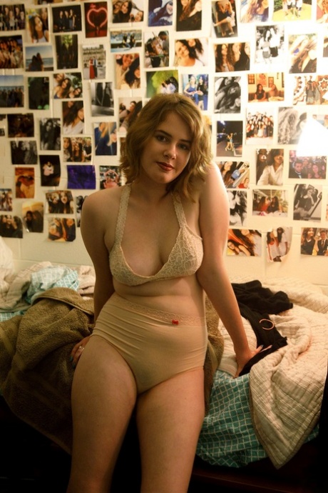All-natural babe Korinne Peterjik undresses and shows her juicy boobs