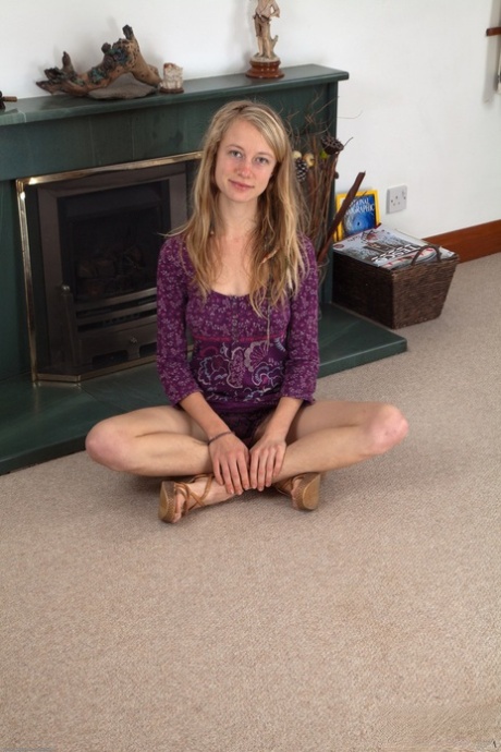Amateur teen Selena shows her hairy crotch while doing exercise butt naked